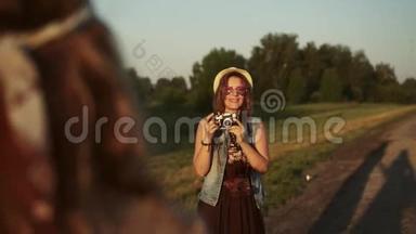 少女潮人在电影摄影机上给女友拍照。 两名年轻妇女在黎明时被拍照。 慢动作